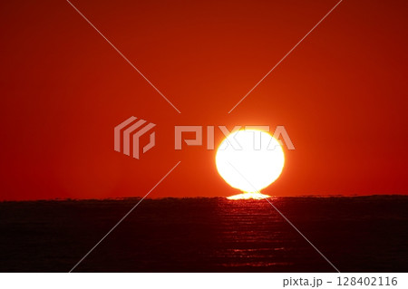 ダルマ夕日 128402116