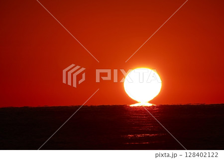 ダルマ夕日 128402122