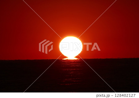 ダルマ夕日 128402127