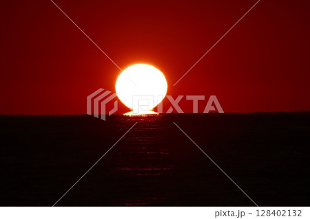 ダルマ夕日 128402132