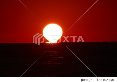 ダルマ夕日 128402136