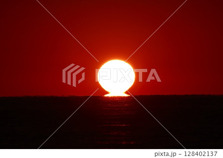 ダルマ夕日 128402137