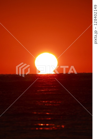 ダルマ夕日 128402149