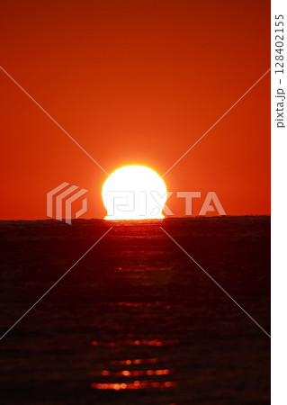 ダルマ夕日 128402155