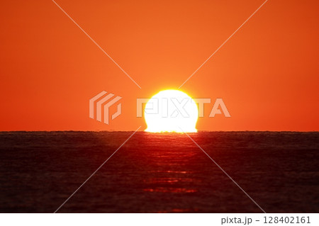 ダルマ夕日 128402161