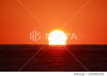 ダルマ夕日 128402162