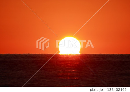 ダルマ夕日 128402163
