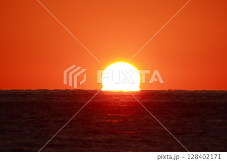 ダルマ夕日 128402171