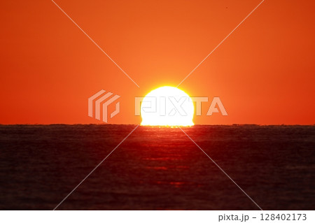 ダルマ夕日 128402173