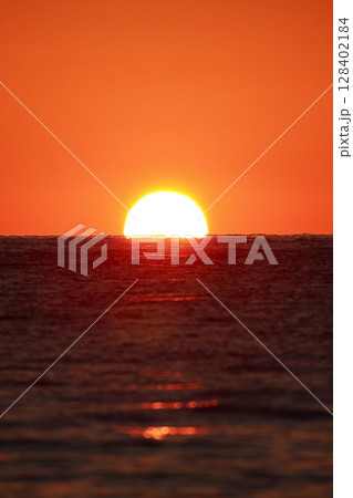 ダルマ夕日 128402184