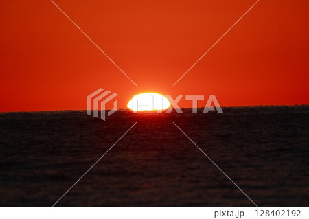 ダルマ夕日 128402192