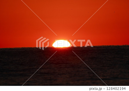 ダルマ夕日 128402194