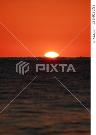 ダルマ朝日が昇る 128402255