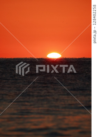 ダルマ朝日が昇る 128402258