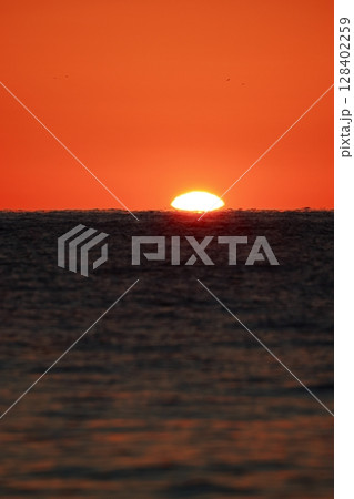 ダルマ朝日が昇る 128402259