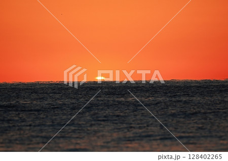 ダルマ朝日が昇る ダルマ朝日が昇る 128402265