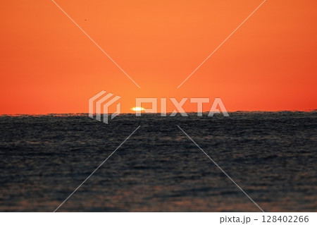ダルマ朝日が昇る ダルマ朝日が昇る 128402266