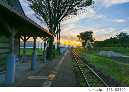 夕焼けスポット(見晴台駅) 田園風景に映える夕焼け鉄道風景(南阿蘇村) 夕焼けスポット(見晴台駅) 田園風景に映える夕焼け鉄道風景(南阿蘇村) 128402303