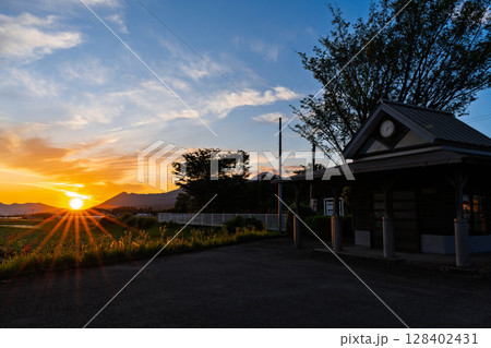 田園にある駅と夕焼け光芒風景 (見晴台駅)(南阿蘇村) 田園にある駅と夕焼け光芒風景 (見晴台駅)(南阿蘇村) 128402431