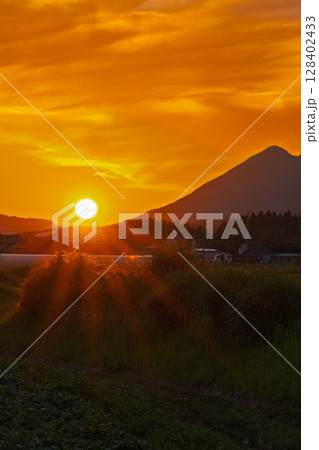美しい田園と阿蘇の山並みに映える夕日 (見晴台駅)(南阿蘇村) 美しい田園と阿蘇の山並みに映える夕日 (見晴台駅)(南阿蘇村) 128402433