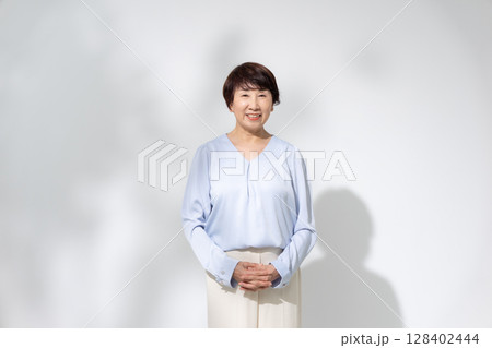 笑顔のシニア女性 笑顔のシニア女性 128402444