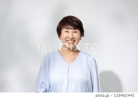 笑顔のシニア女性 笑顔のシニア女性 128402445