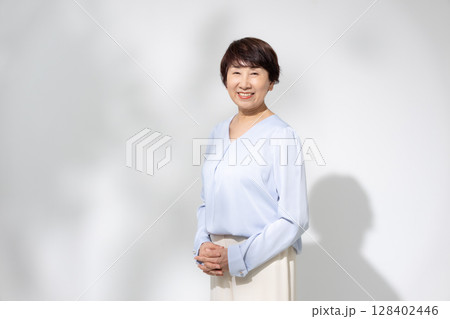 笑顔のシニア女性 128402446