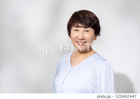 笑顔のシニア女性 128402447