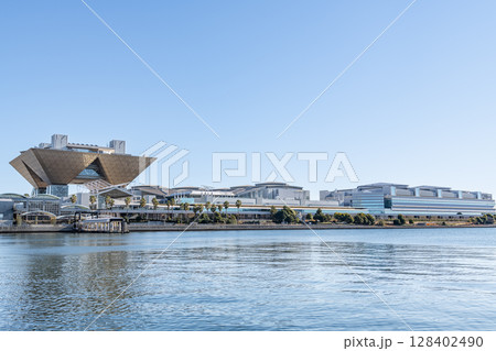 東京都江東区　快晴の東京ビッグサイト（東京国際展示場） 128402490