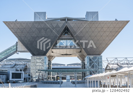 東京都江東区　快晴の東京ビッグサイト（東京国際展示場） 128402492
