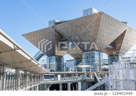 東京都江東区　快晴の東京ビッグサイト（東京国際展示場） 128402494
