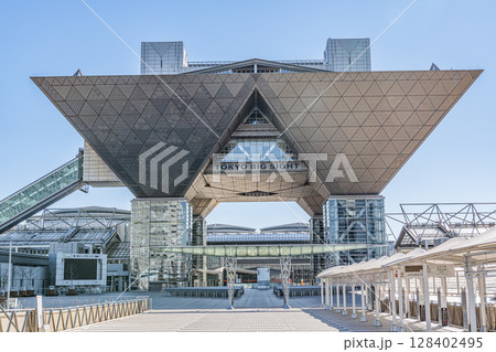 東京都江東区 快晴の東京ビッグサイト(東京国際展示場) 東京都江東区 快晴の東京ビッグサイト(東京国際展示場) 128402495