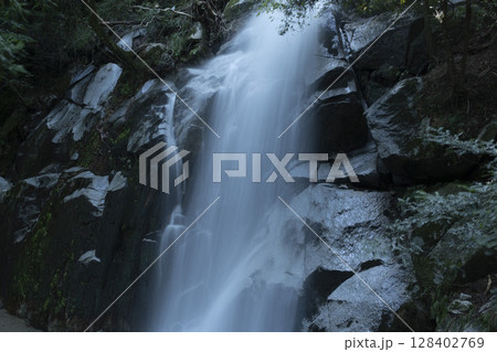 水の流れが美しい滝の風景 水の流れが美しい滝の風景 128402769