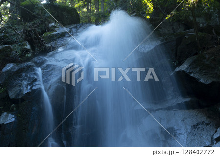 水の流れが美しい滝の風景 128402772