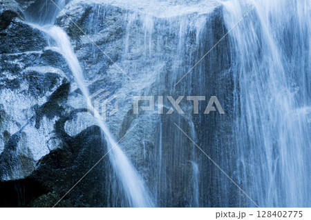 水の流れが美しい滝の風景 128402775