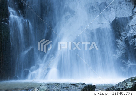 水の流れが美しい滝の風景 128402778