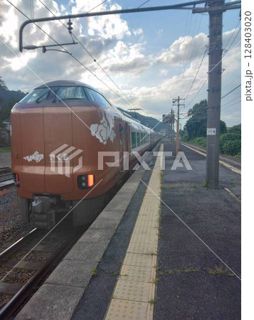 伯備線・特急やくも号の後部とプラットホーム 128403020