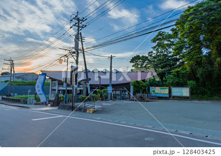 (駐車場風景) 名水百選 観光スポット白川水源 境内風景 (阿蘇南阿蘇村) (駐車場風景) 名水百選 観光スポット白川水源 境内風景 (阿蘇南阿蘇村) 128403425