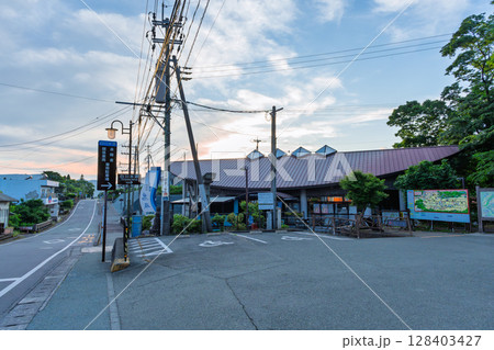 (道路周辺風景) 名水百選 観光スポット白川水源 境内風景 (阿蘇南阿蘇村) (道路周辺風景) 名水百選 観光スポット白川水源 境内風景 (阿蘇南阿蘇村) 128403427