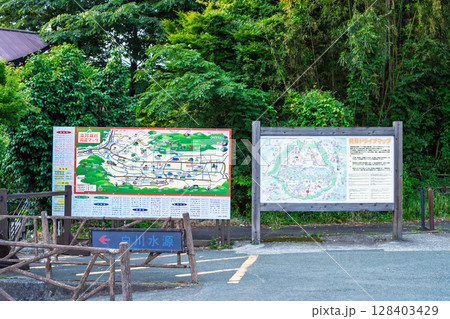 (看板・案内板・地図風景) 名水百選 観光スポット白川水源 境内風景 (阿蘇南阿蘇村) (看板・案内板・地図風景) 名水百選 観光スポット白川水源 境内風景 (阿蘇南阿蘇村) 128403429