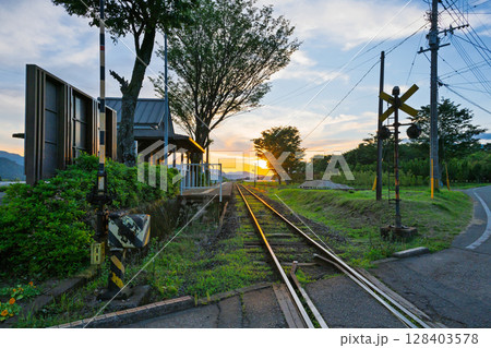 夕焼けスポット(見晴台駅)　田園風景に映える夕焼け鉄道風景(南阿蘇村) 128403578