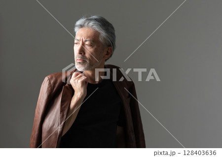 ジャケットを着た男性 128403636