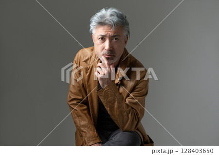 ジャケットを着た男性 ジャケットを着た男性 128403650