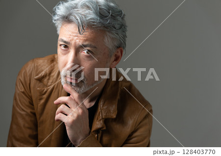 ジャケットを着た男性 128403770