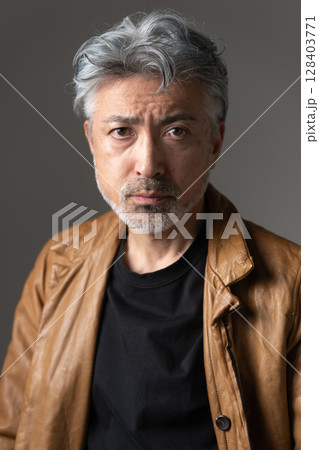 ジャケットを着た男性 128403771