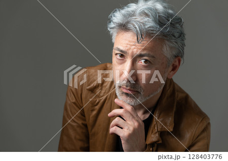 ジャケットを着た男性 128403776