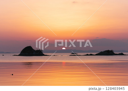 【鴨池海岸からの夕日】 愛媛県今治市大西町九王 【鴨池海岸からの夕日】 愛媛県今治市大西町九王 128403945