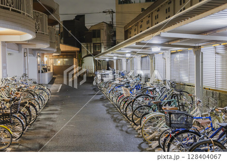 夜間　集合住宅　駐輪場　整列する自転車　 128404067
