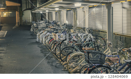 夜間　集合住宅　駐輪場　整列する自転車　 128404069