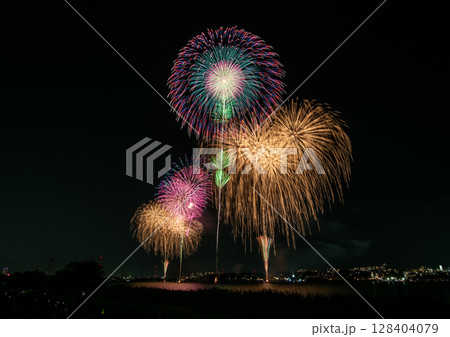 手賀沼で打ち上がる豪華な手賀沼花火大会 手賀沼で打ち上がる豪華な手賀沼花火大会 128404079